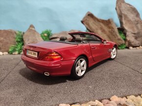 Prodám model 1:18 Mercedes Benz SL 500 2001 - 4