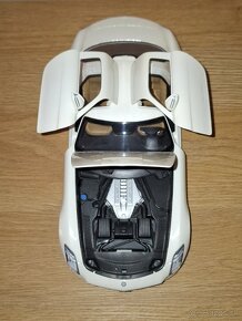 MERCEDES-BENZ SLS AMG 1:18 Minichamps - 4