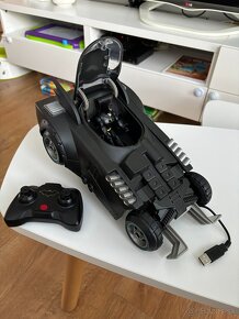 Auto na ovladanie RC Batmobil s figúrkou a katapultom - 4