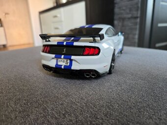 Ford Mustang Shelby GT500 1:18 Solido - 4