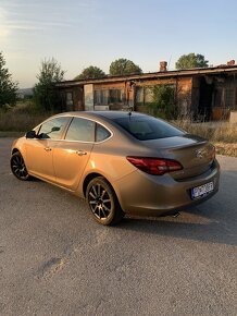 Opel Astra 1.4 Turbo - 4