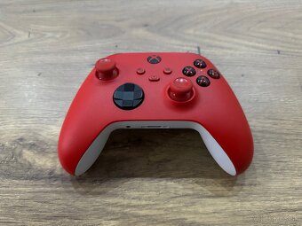 Originál ovládač na Xbox One / Series X Red + nabíjací dock - 4