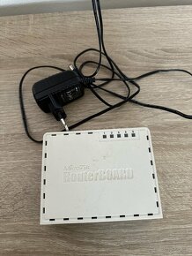 MikroTik RouterBOARD 750 - 4