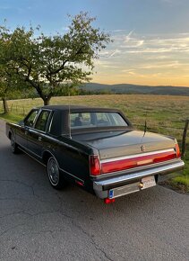 Lincoln Continental Towncar - 4