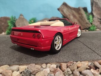 prodám model 1:18 ferrari F355 spider - 4