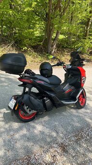 Aprilia SR GT125 - 4