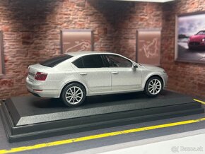 Škoda Octavia III 1:43 - strieborná, tónované sklá, EVČ - 4