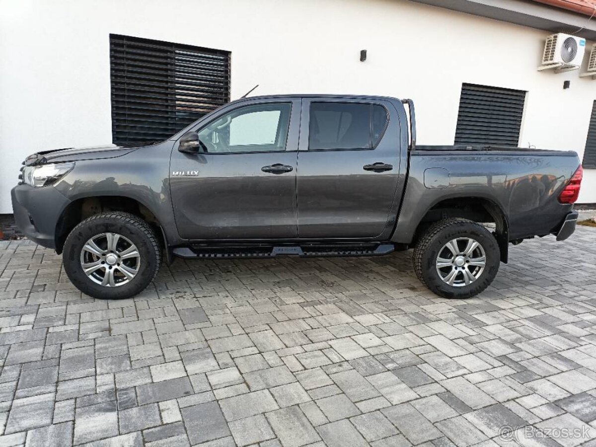 TOYOTA HILUX —- NA PREDAJ / NA SPLÁTKY