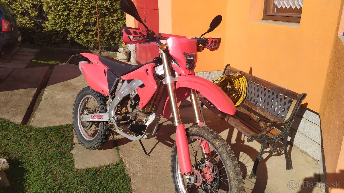 Predám Hondu crf 450 r, Moto má ŠPZ.