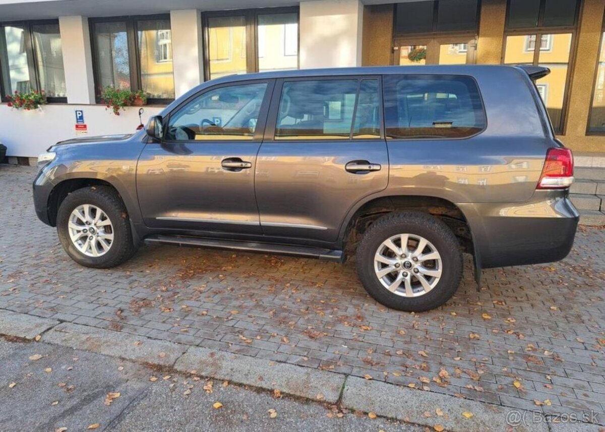 Toyota Land Cruiser 4,5 D4-D Lux REZERVE nafta automat