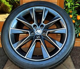 alu R17 5x100 bicolor, letné pneu 205/50, orig. Škoda Scala - 5