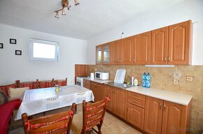 Rodinný dom s dvoma apartmánmi na predaj v Santovke - 5