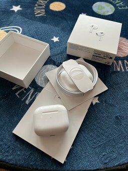 Apple AirPods (3. generácie) s Lightning nabíjacím puzdrom - 5