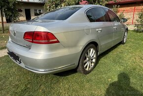 VOLKSWAGEN PASSAT SEDAN 4Motion - 5