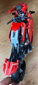- - - LEGO Technic - Ducati Corse V4 R (42107) - - - - 5