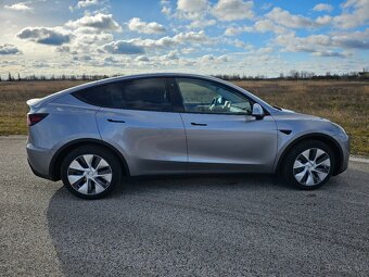 Tesla model Y - 5