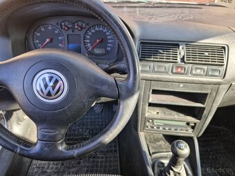 Volkswagen GOLF 4 1.6 - 5