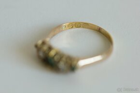 Starožitný 18ct zlatý prsteň so smaragdami a diamantami - 5
