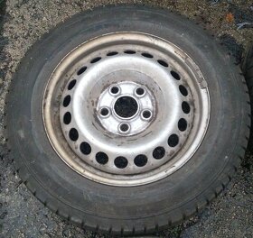 4 ks zimné pneu 205/65 R16C na plechových diskoch VW T5 - 5