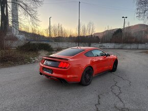 Ford Mustang GT 5.0 manuál - 5