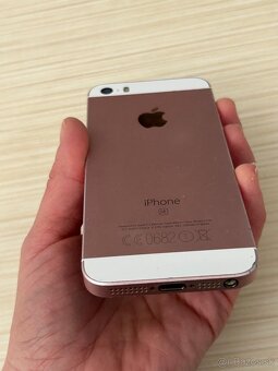 Predám iPhone SE Rose Gold 64GB, nová batéria + kryty - 5