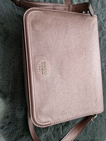 GUESS Crossbody růžová kabelka, jako nová + dustbag - 5