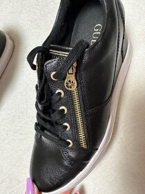 Čierne členkové topánky s opätkom zn. GUESS originál - 5