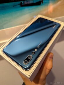 Huawei P20 Pro Midnight Blue so slúchadlami - 5