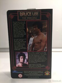 Figurka Bruce Lee, VHS styl obalu, limitka 4000 kusov - 5