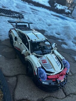 Model skladaný Porsche 911 RSR ako lego - 5