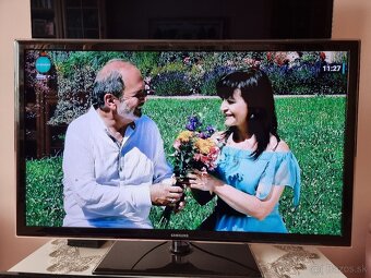 Predám LED TV SAMSUNG UE40D5500RW FULL HD - 5