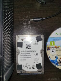 Xbox 360 E 500GB + Hra + adaptéry - 5