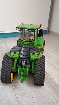 Pásový traktor- pásák John Deere  Bruder - 5