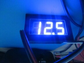 Vodotesný voltmeter modrý a zelený 12V 24V - 5