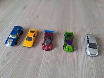 Kufrík a 50 Hot Wheels autičok - 5