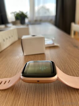 Hodinky smart Fitbit Versa 2 Ruzove - 5