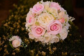 Svadobná kytica bielo-ružová s pierkom pre ženícha - 5