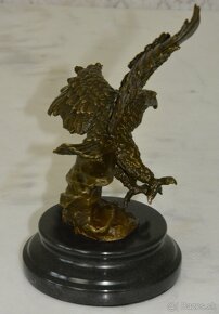 Bronzová socha - Orel v letu na mramoru - 5