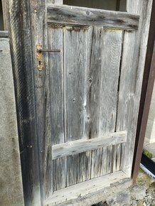 Staré drevené dvere s kľučkou - 5