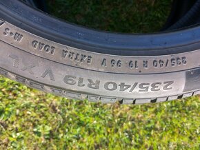 235/40 r19 zimne pneumatiky - 5