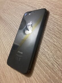 iPhone 8 / 64GB mala puklina nad displejom vľavo - 5