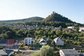 Pozemok s nádherným výhľadom na Slanský hrad v obci Slanec - 5