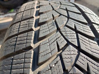 Predam 4ks pneu 215/65/r17 zimne 99V  Goodyear - 5