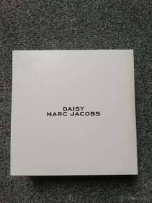 Predám kozmetickú taštičku - Marc Jacobs Daisy + gumičky - 5