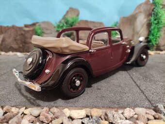 Prodám model 1:18 Citroen 11B traction 1938 - 5