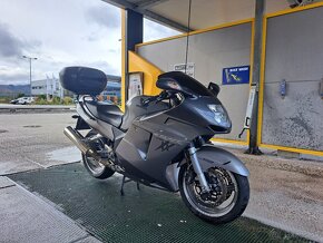 Predám Honda CBR 1100XX, rok 2006,posledný model, naj.73000 - 5