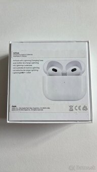 Apple AirPods_3. gen._ s Lightning nabíjacím puzdrom - 5