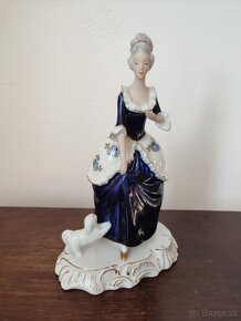 Royal dux žena so psíkom rokoko porcelánová soška - 5