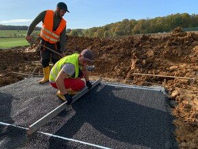 Pomocní elektrikári, bagristi - solárne polia v Nemecku - 5