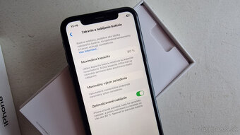 Apple iPhone XR 64GB - 5